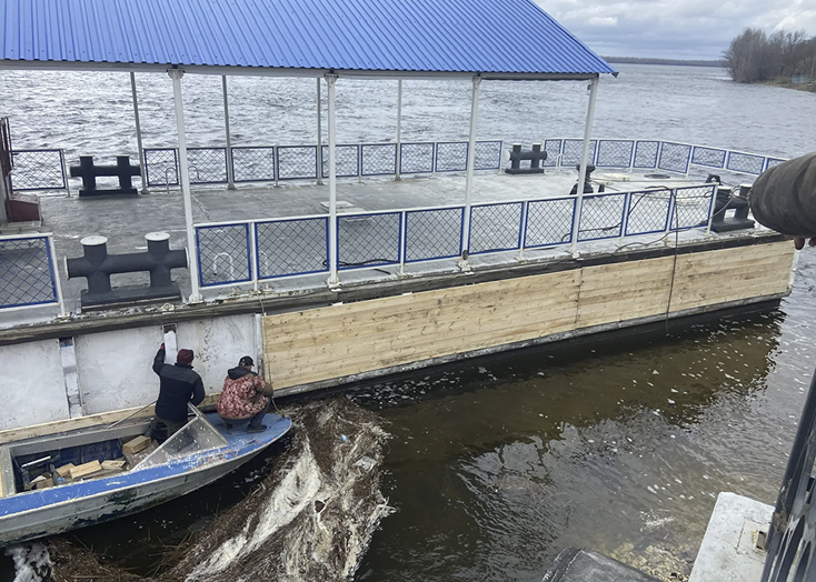 В Вольске пристань обшивают деревом для приема «Валдаев»