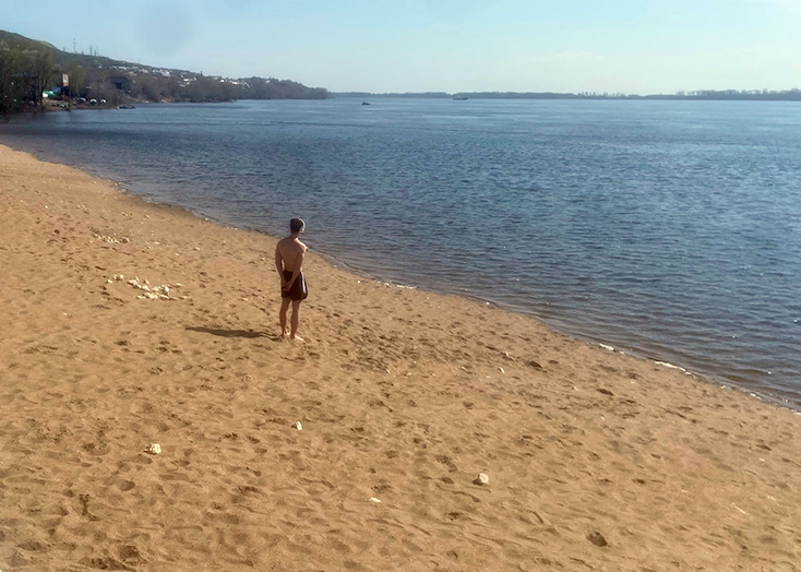 Житель Вольска 15 апреля открыл пляжный сезон на Волге