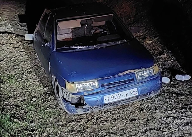 В Вольском районе автоледи вылетела с трассы и перевернула машину