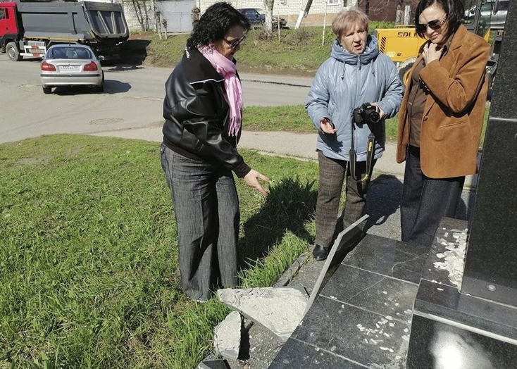 Партийные дамы обнаружили в Вольске разваливающийся памятник героям войны