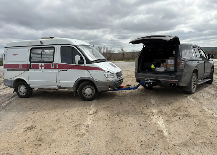 Жители Вольска доставили на фронт автомобиль скорой помощи с медикаментами