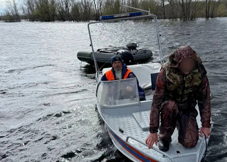 С острова на Волге эвакуировали 68-летнего Робинзона