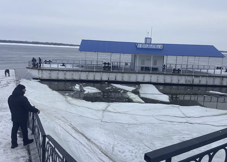 В Вольске поплывшую по Волге пристань вернули на место стоянки