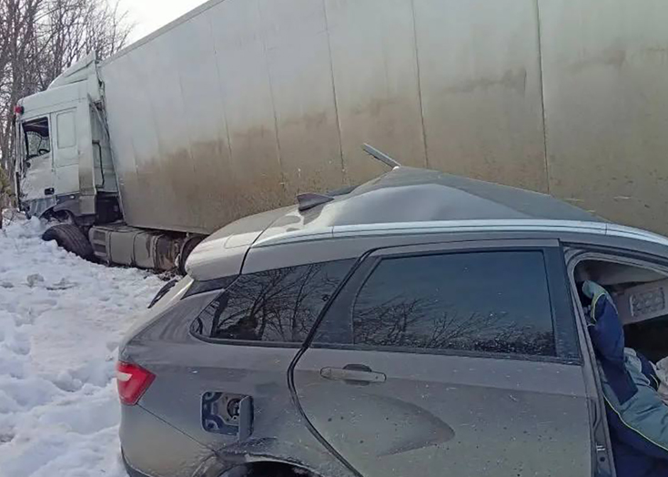 В Вольском районе при столкновении с грузовиком погибли два человека