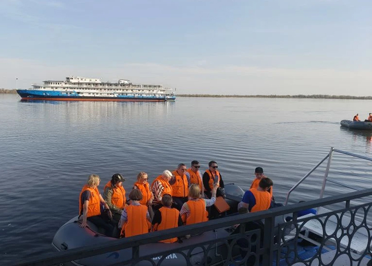 Доставленных в Вольск на лодках с теплохода «Некрасов» туристов сравнили с зайцами