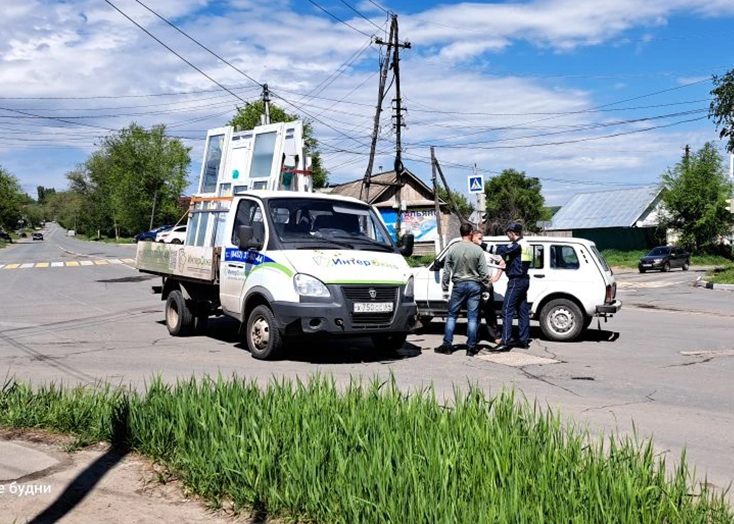 В Вольске «Нива» протаранила «Газель» с окнами