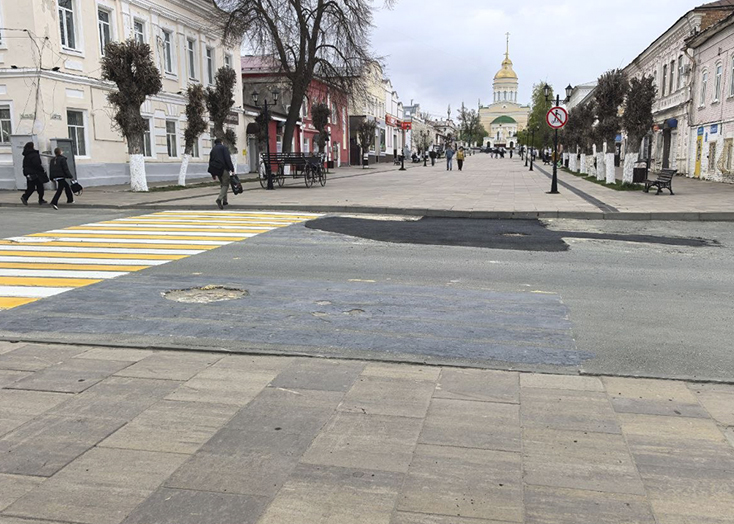 Водоканал раскритиковали за убогие заплатки на пешеходной улице Вольска