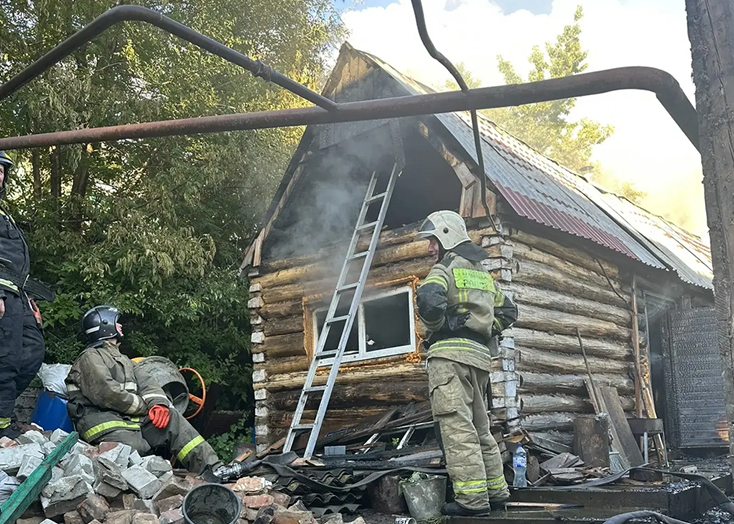 В Вольске из-за светильника сгорела парилка частной бани