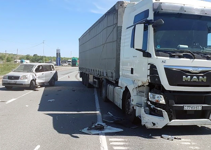 В Вольском района минивэн попал под фуру из Азербайджана
