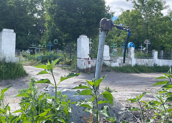 В Вольске около кладбища заглушили колонки с водой