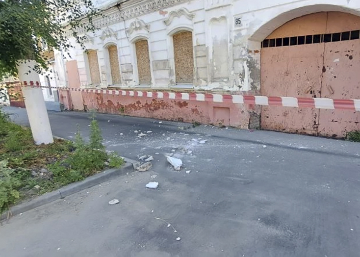 В центре Вольска разваливается трехэтажный исторический особняк