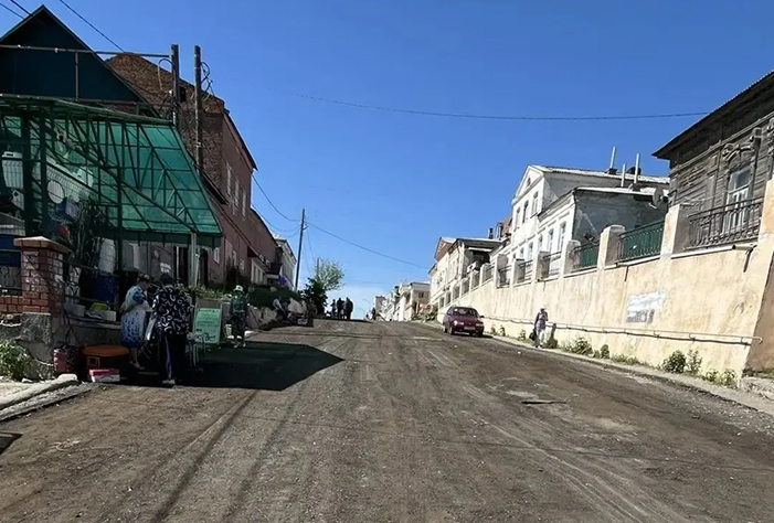 В Вольске автомобиль без водителя покатился с горы и сбил пешеходов