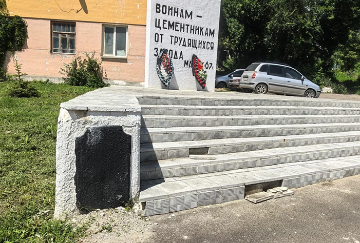 В Вольске развалились ступеньки на обновленной стеле воинам-цементникам