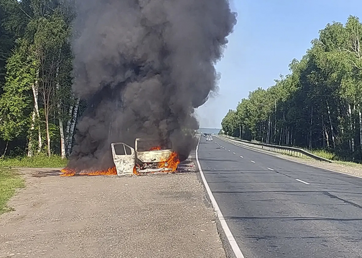 На трассе в Вольском районе сгорела «Газель» с грузом