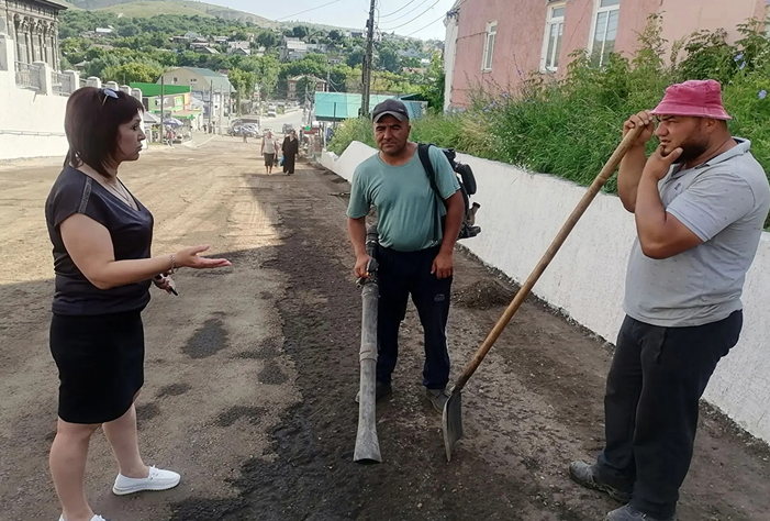 Партийная дама и чиновница проверили благоустройство новой пешеходной зоны в Вольске