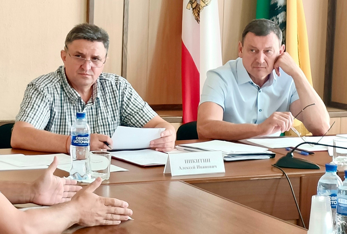 Жители Вольского села попросили сетевой магазин у чиновника из Саратова