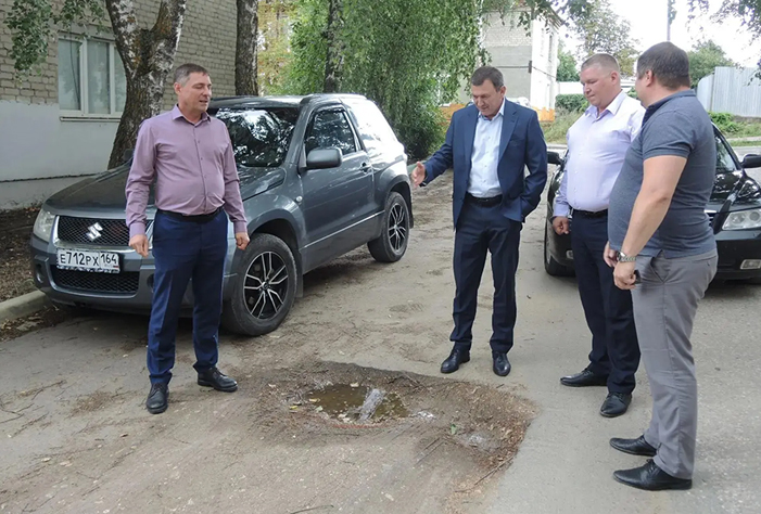 Сергей Егоров занялся ямами и бордюрами во дворах Вольска