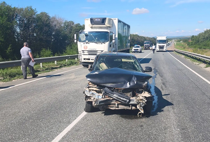 В Вольском районе «Ладу» смяло в ДТП с грузовиком «Пятерочки»