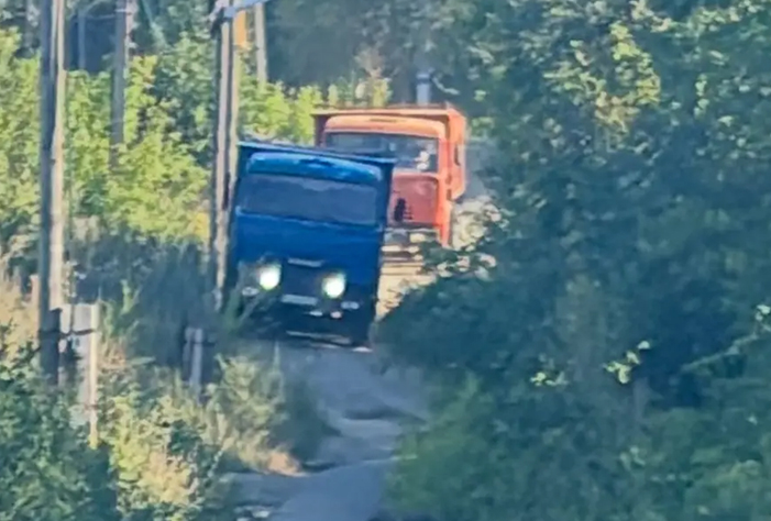 В Вольске автомобили изуродовали дорожку для пешеходов