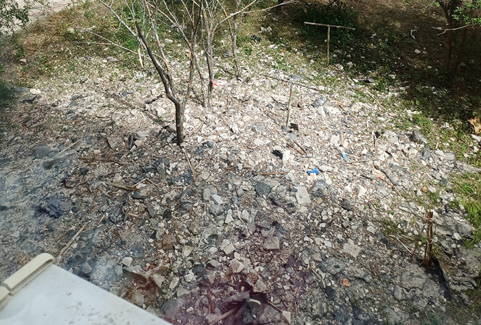 В Вольске при ремонте крыши мусором завалили территорию МКД и сломали деревья