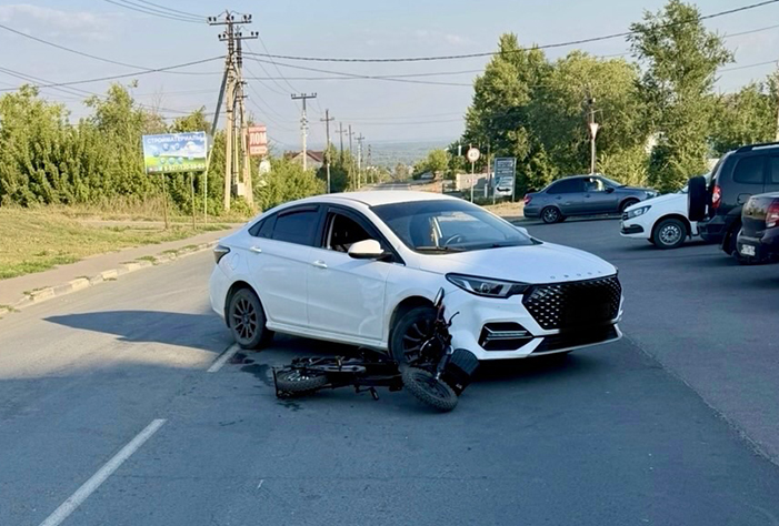В Вольске Omoda у «Пятерочки» сбила мужчину на электровелосипеде