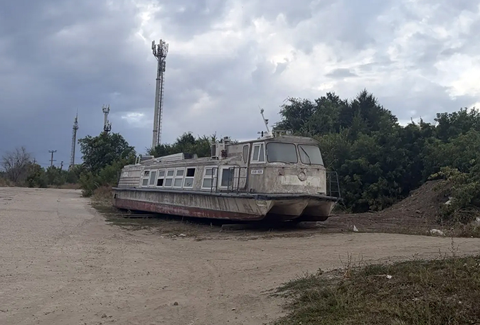 Муниципальный теплоход для спасения от вандалов доставили в Вольск