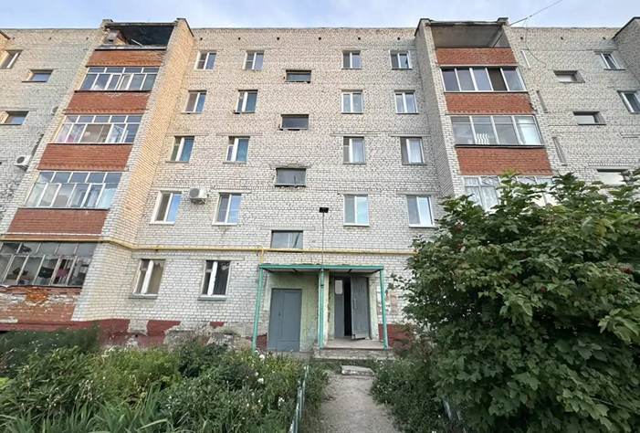 Двухлетний мальчик выпал с пятого этажа с москитной сеткой