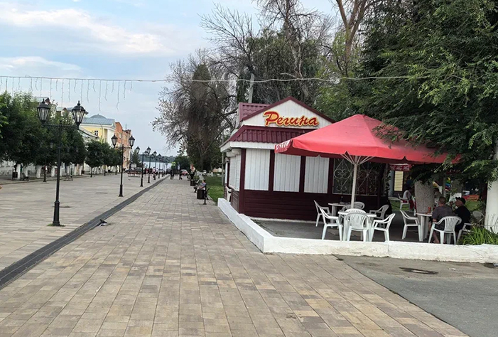 Цена на кафе в центральном сквере Вольска упала до 3,5 млн рублей