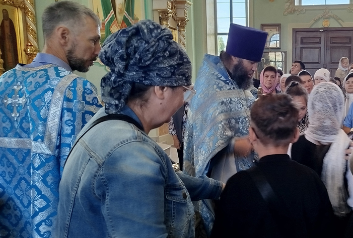Вольские общественники и церковь помогли собрать в школу детей из проблемных семей