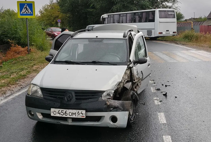 В Вольском районе «Логан» протаранил автобус «Балаково - Саратов»