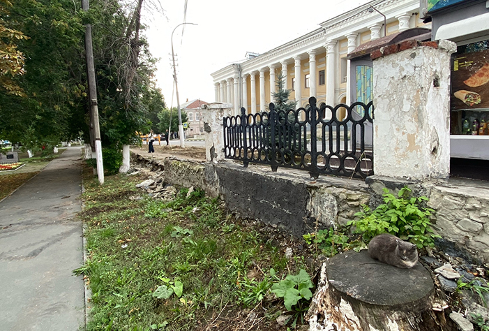 Центральный сквер Вольска остался без исторического ограждения