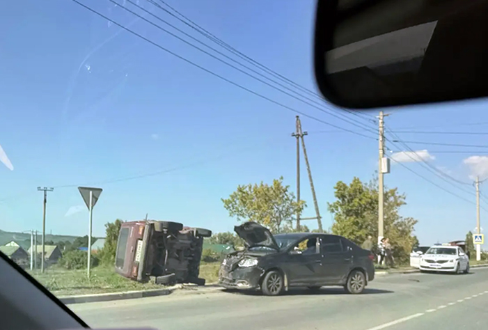 В Вольске «Нива» перевернулась после ДТП с «Логаном»