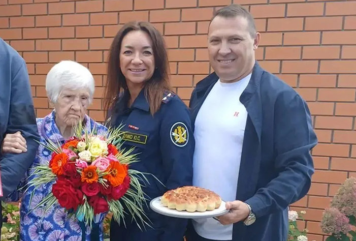 Сотрудники женской колонии поздравили жительницу Вольска с 99-летием