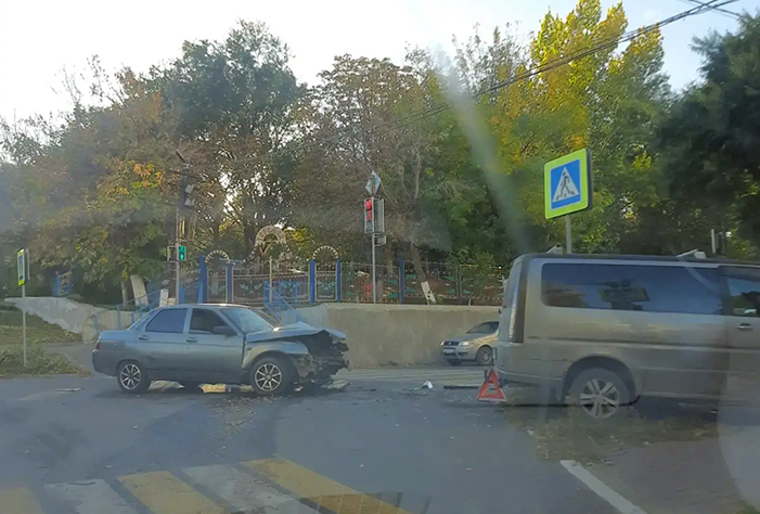 В Вольске минивэн после ДТП вылетел на тротуар около детсада