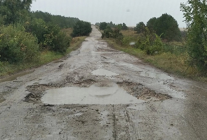 В Вольском районе возбудили уголовное дело из-за дороги с ямами в 36 см