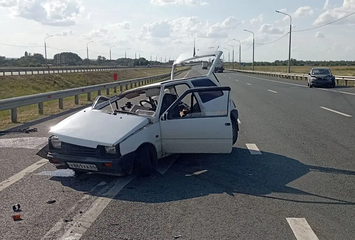 В Вольском районе «Ока» развалилась после ДТП с «Фордом»
