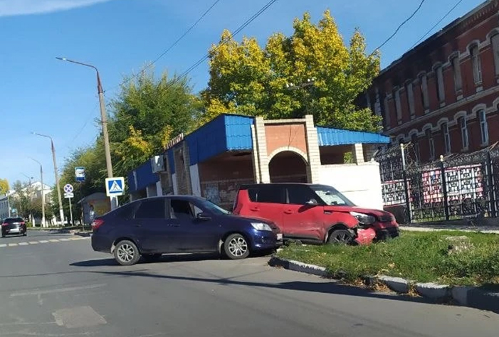 В Вольске автомобили после ДТП вылетели к автобусной остановке