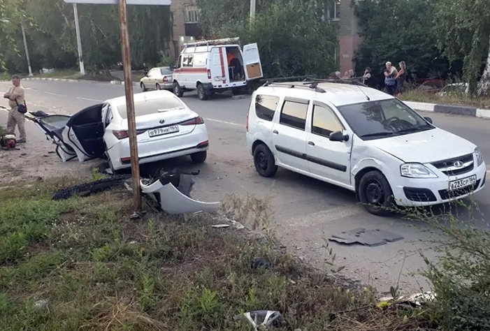 В Вольске «Лексус» врезался в отбойник и упал на «Ларгус»