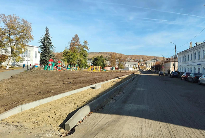 У центрального сквера Вольска снесли забор и строят тротуар с парковкой