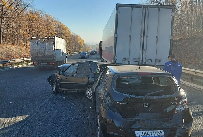Два человека пострадали в столкновении четырех автомобилей в Вольском районе