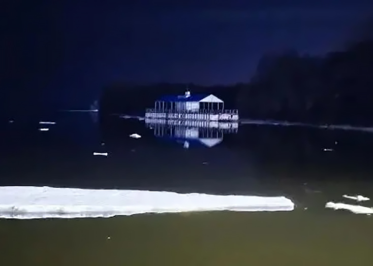 В Вольске от набережной оторвалась пристань и поплыла по Волге