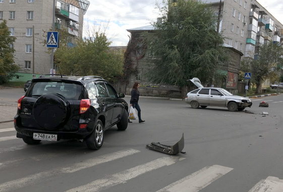 Бывший глава Вольска на кроссовере Toyota попал в ДТП