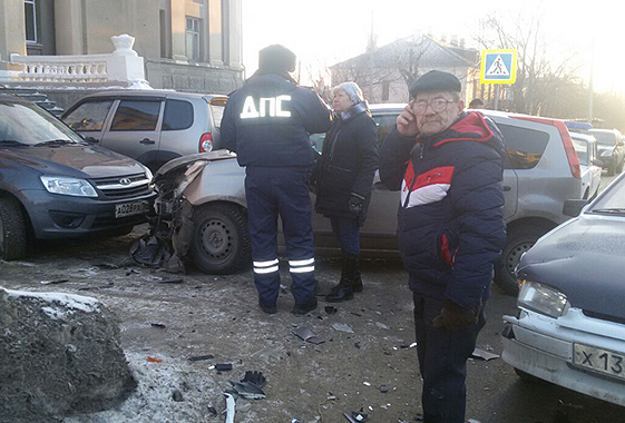 Около технологического колледжа столкнулись три автомобиля