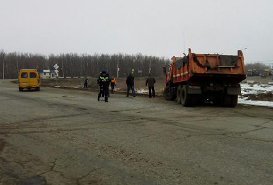 В Вольском районе грузовик протаранил микроавтобус с пассажирами