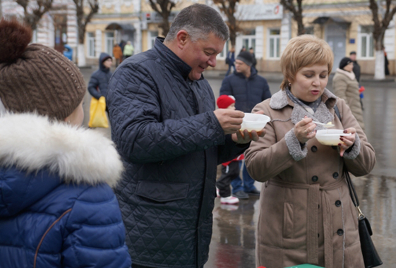 В Вольске на День народного единства чиновники уху ели