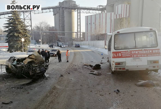 В лобовом столкновении иномарки с пассажирским автобусом погиб мужчина