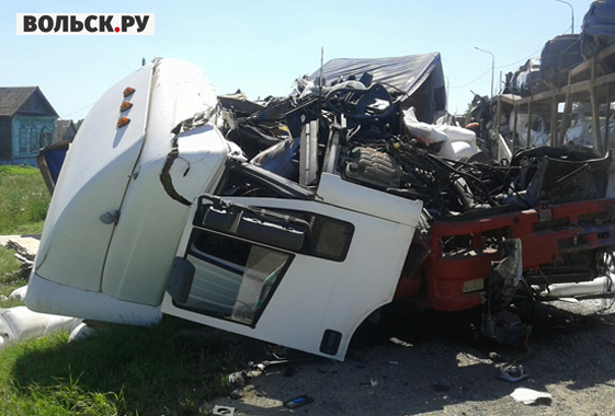 Водитель фуры из Вольска погиб в лобовом столкновении с автопоездом