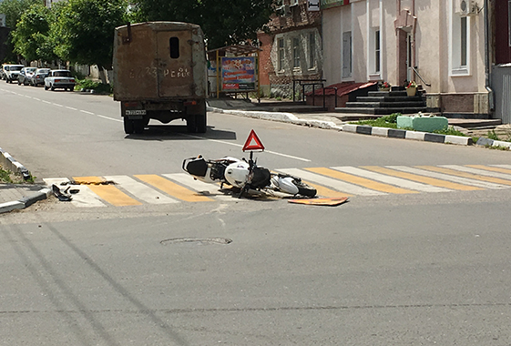 В Вольске мотоциклист врезался в аварийную машину водоканала