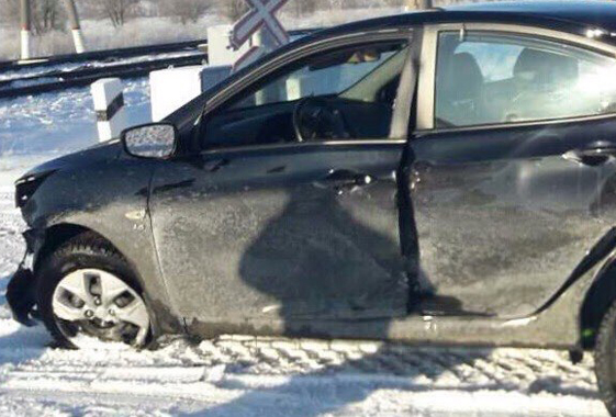 На железнодорожном переезде под Вольском поезд врезался в иномарку