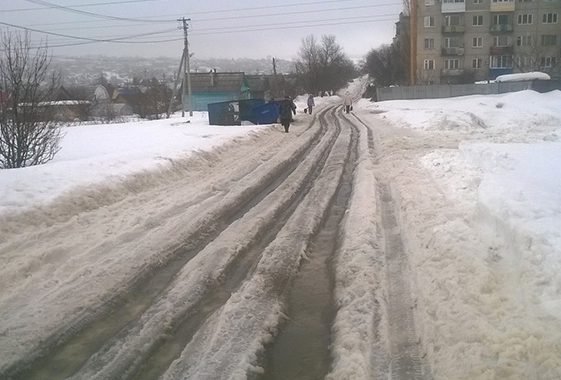 Жители Вольска из-за нечищенных дорог не могут выехать со двора